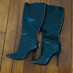Steve Madden Black leather stiletto heel boot w/gold Zippers on back. New.
